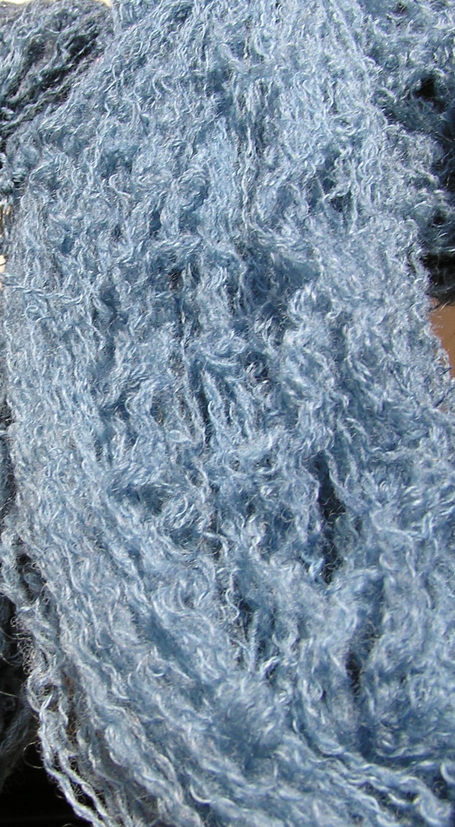 Wolle in Indigo-Bad, frisch eingetaucht und beim Oxidieren