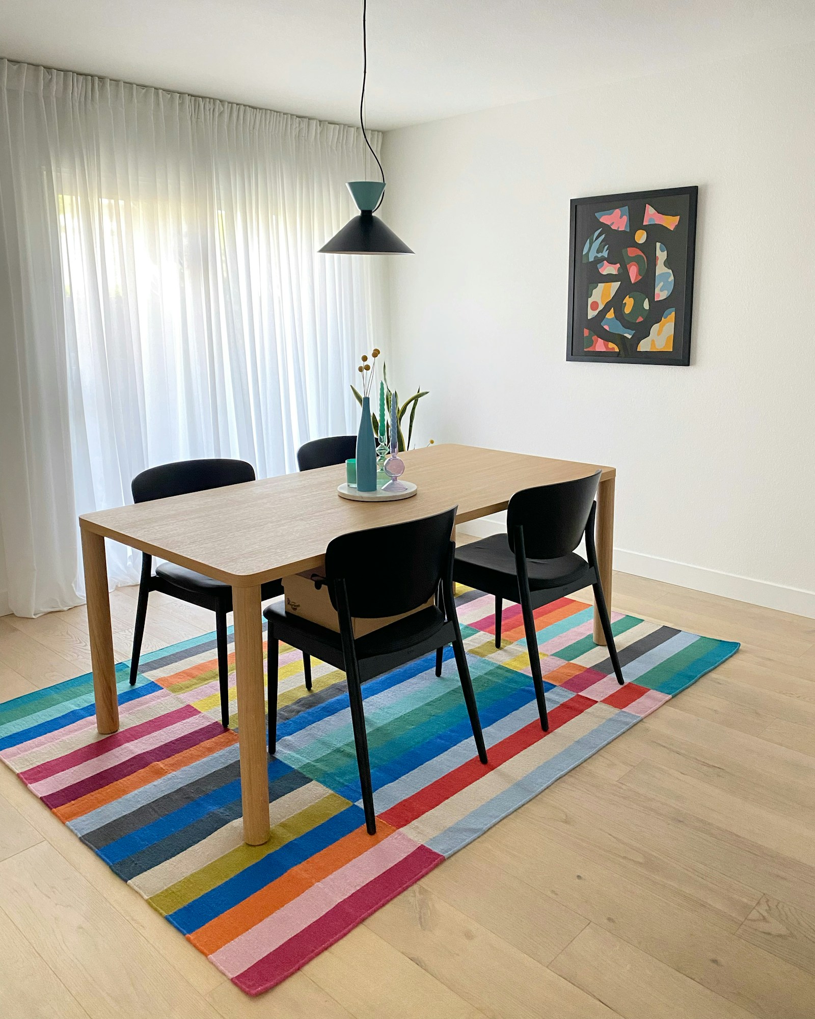 Großes offenes Wohnzimmer mit zoniertem Teppichlayout