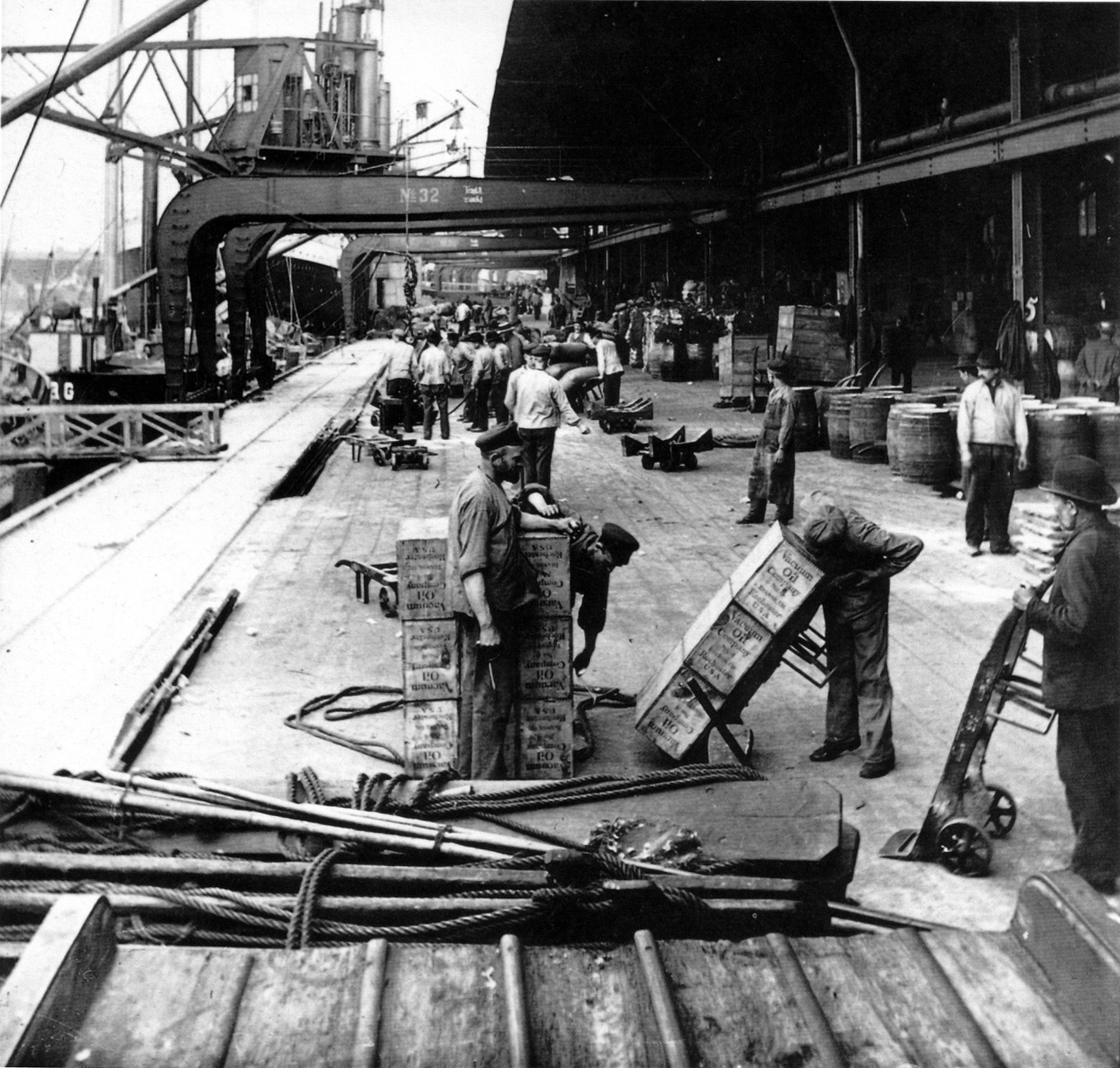 Hamburger Kaiarbeiter am Hafen, um 1900