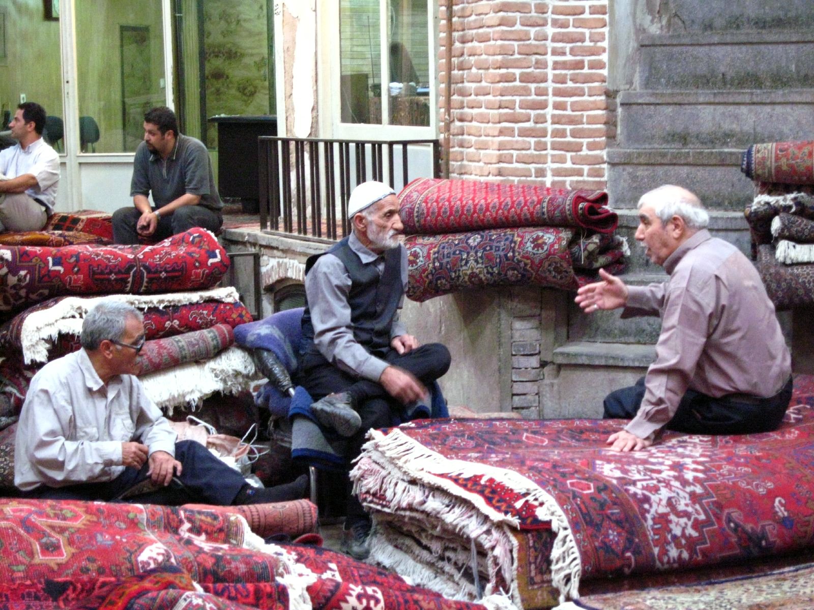 Iranische Knüpfwerkstatt mit fertigen Teppichen